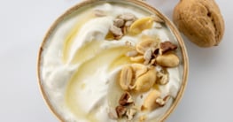 Griechischer Joghurt mit Nüssen und Honig