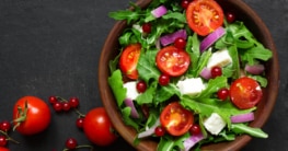 Rucola-Salat mit Kirschtomaten und Feta