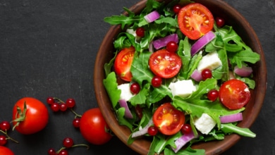 Rucola-Salat mit Kirschtomaten und Feta