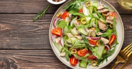 Tomaten- und Gurkensalat mit roten Zwiebeln und Oliven